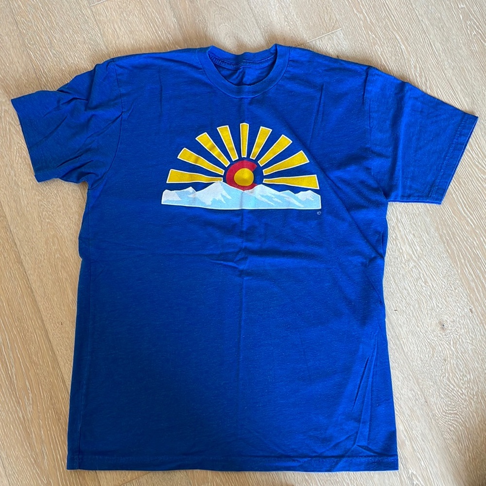 Akseis Men’s Graphic T, Colorado Theme, Blue, Med.